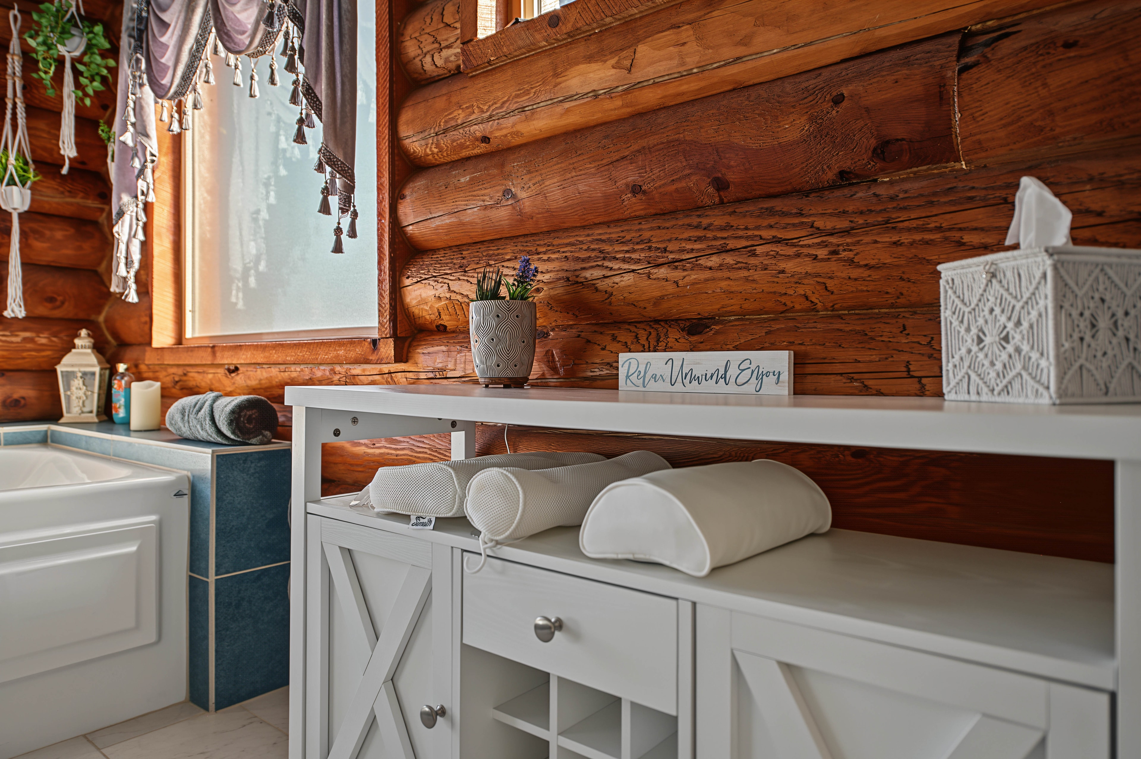 Rustic log cabin bathroom with soaking tub — Kanab vacation rental